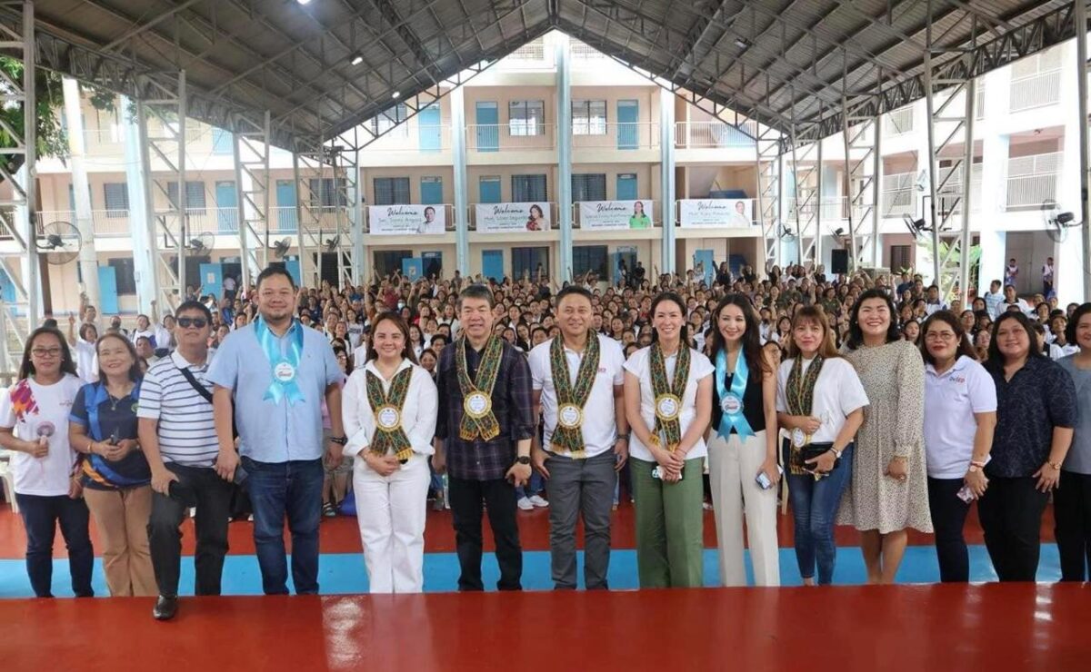 Sen. Koko Pimentel with DEPED Sec. Sonny Angara during the distribution of free shoes for teachers.