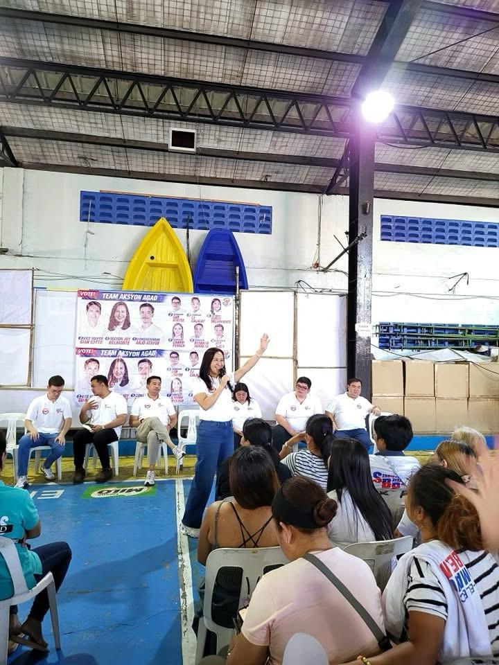 QC Mayor Joy Belmonte with supporters