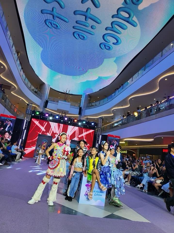 Retashow models display their beautiful designs