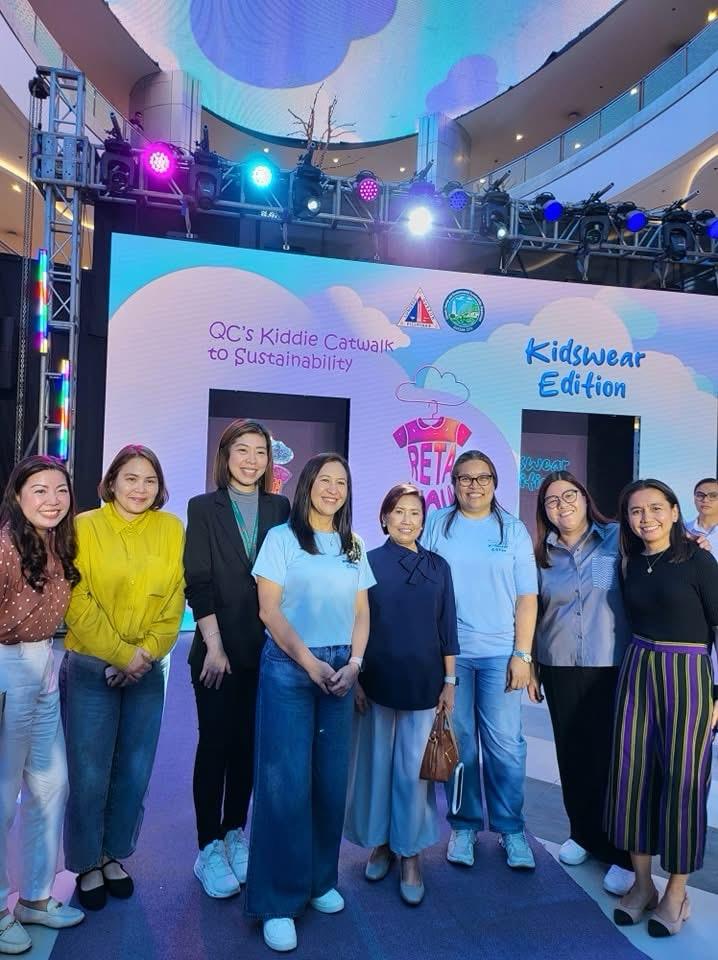 Mayor Joy Belmonte with Retashow organizers and support groups