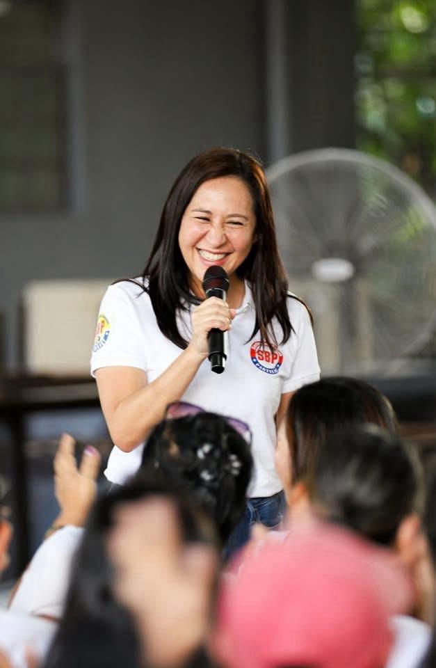 Mayor Joy Belmonte speaking before residents of Bgy Pasong Tamo, Culiat Talipapa and Tandang Sora