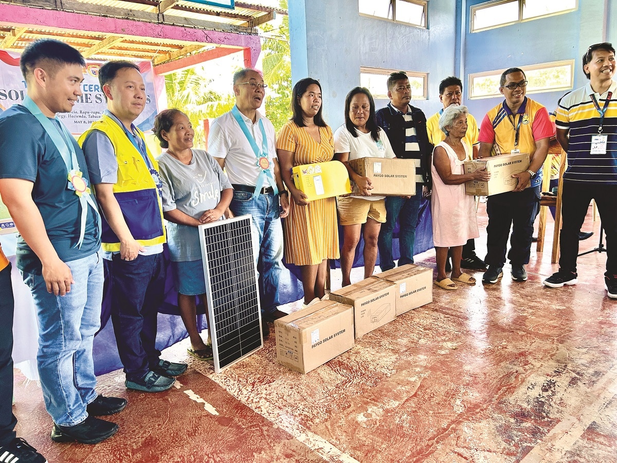 Natanggap ng mga tagabaryo ang kanilang solar homesystemunits (inset) sa isang seremonya ng turnover na pinamumunuan ni Ako Bicol Rep. Elizaldy Co at mga kinatawan ng Albay Electric Cooperative sa linggong ito.