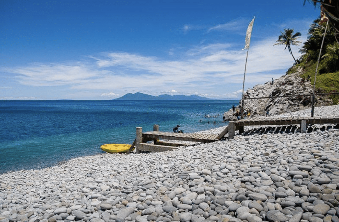 The unique pebbled beach at Barangay Mabua, Surigao City (Photo credits to Island Trotters).