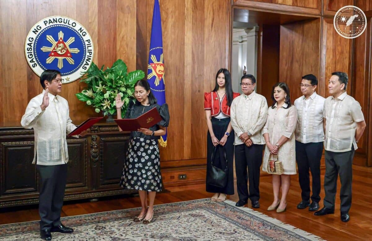 DarleneBerberabe-Marcos-oathtaking-28May2025 President Ferdinand Marcos Jr. administers in Malacañang the oath of Darlene Berberabe who has been appointed as the new solicitor general on Wednesday, May 29, 2025 as her family looks on. (Photo from the Presidential Communications Office)