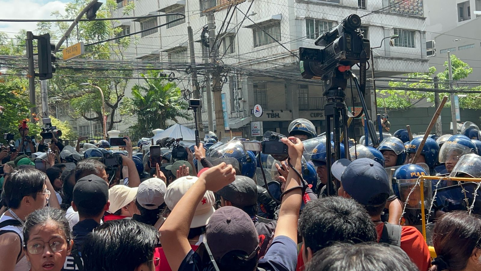 LaborDayprotest3-Mendiola-1May2025 Protesters from many labor organizations stage demonstrations on Labor Day (May 1, 2025) in Recto, Manila. (Photo from FAITH ARGOSINO / INQUIRER.net)
