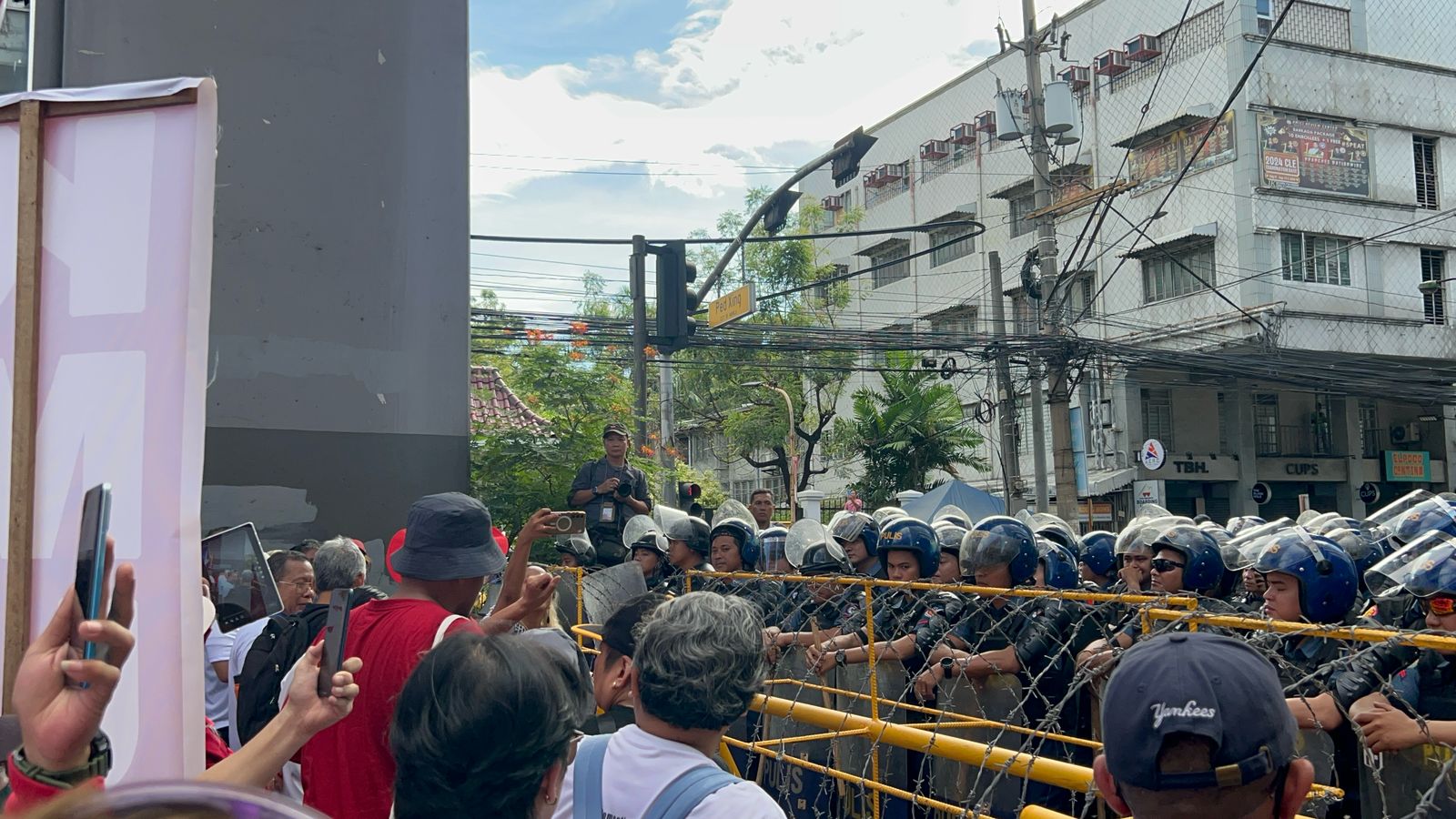 LaborDayprotest4-Mendiola-1May2025 Protesters from many labor organizations stage demonstrations on Labor Day (May 1, 2025) in Recto, Manila. (Photo from FAITH ARGOSINO / INQUIRER.net)