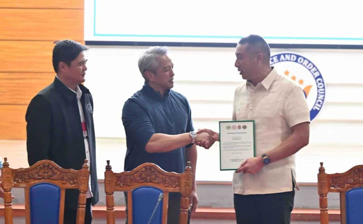 Picture of San Juan Mayor receiving the recognition from Department of the Interior and Local Government Secretary Jonvic Remulla and PDEA-NCR Regional Director Emerson Rosales.
