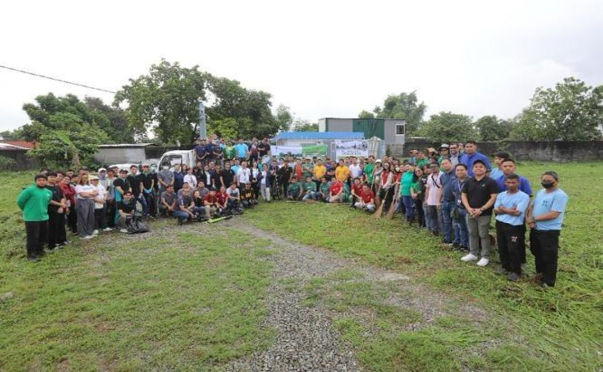 In celebration of Philippine Environment Month this June, Clark Development Corporation (CDC), in collaboration with the Environmental Practitioners Association, Clark Water Corporation, and Prime Waste Solutions Pampanga Inc., spearheaded the annual Clark-Mabalacat-Angeles Road (CMAR) Clean-Up Drive.The clean-up covered a six-kilometer stretch from SM City Clark to the Clark Mabalacat Gate, mobilizing over 200 volunteers from various companies within the Clark Freeport Zone.