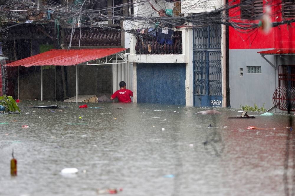 Monsoon Flood / Hulyo 22, 2025 mga residente na dumaan sa baha ng Gumamela Street sa distrito ng Roxas, lungsod ng Quezon noong Martes, Hulyo 22, 2025 habang ang malakas na pag -ulan na dinala ng timog -kanluran na monsoon ay bumagsak sa lugar nang magdamag. Inaasahang magpapatuloy ang mga shower shower ng karamihan sa mga bahagi ng bansa dahil sa timog -kanluran na monsoon at isang mababang presyon ng lugar (LPA) sa loob ng Pilipinas na Lugar ng Pananagutan (PAR), ayon sa State Weather Bureau Philippine Atmospheric, Geophysical and Astronomical Services Administration (Pagasa). Inquirer Photo / Grig C. Montegrande