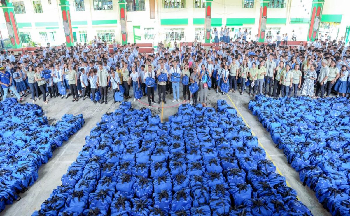 Rep. Leandro Legarda Leviste gives school bags to Batangas students.