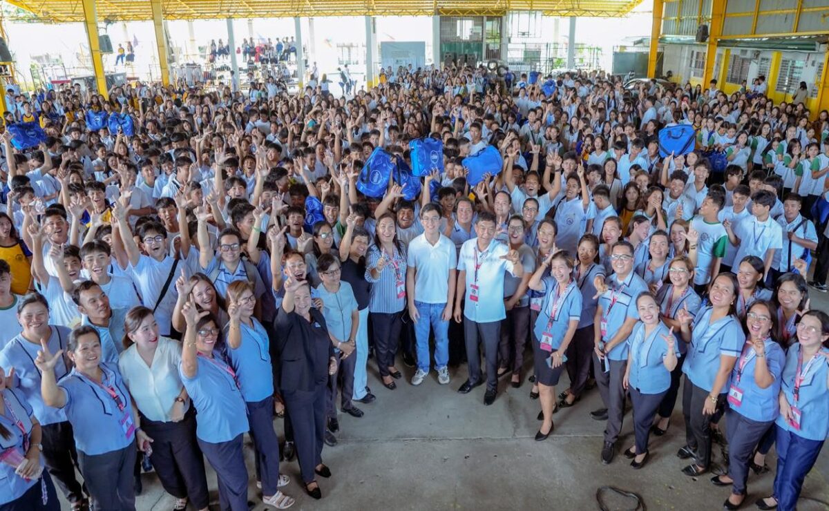 More than 150,000 school bags are given by Rep. Leandro Legarda Leviste to Batangas students without a cost to the government.