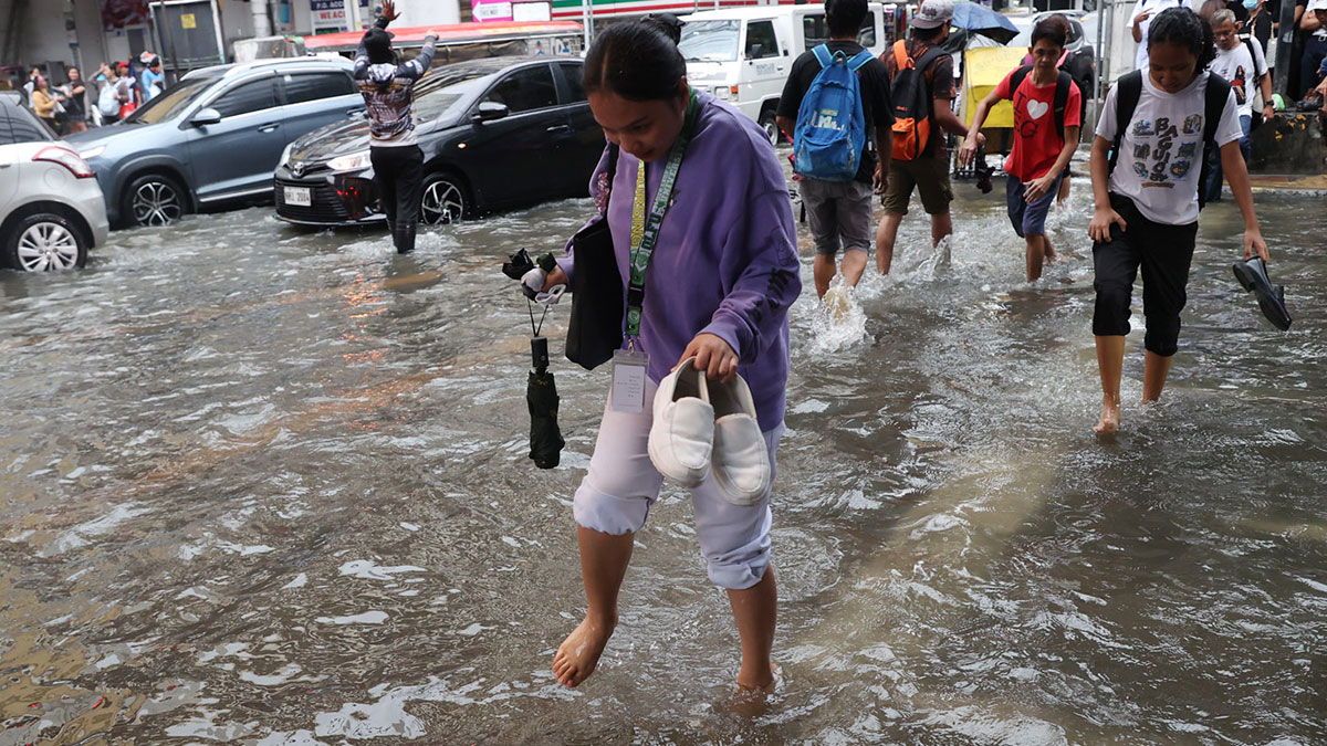 RAIN-SOAKED MONDAY Pedestrians wade through floodwaters as they cross the intersection of Pedro Gil Street and Taft Avenue in Ermita, Manila, on Monday, amid the southwest monsoon affecting almost the whole country a day after Severe Tropical Storm “Crising” left the Philippine area of responsibility on Saturday. NIÑO JESUS ORBETA