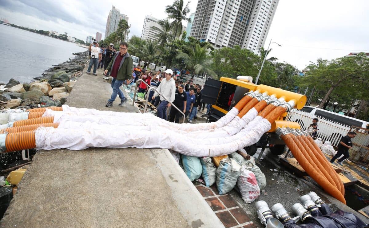 Metropolitan Manila Development Authority (MMDA) Chairman Atty. Don Artes and Manila Mayor Isko Moreno Domagoso inspect the mobile pump along Roxas Boulevard, Malate, Manila on September 26, 2025, which aims to mitigate flooding. Mobile pumps trailer have been pre-positioned by the agency in flood-prone areas in the metropolis to help water levels go down much faster. INQUIRER PHOTO / NIÑO JESUS ORBETA
