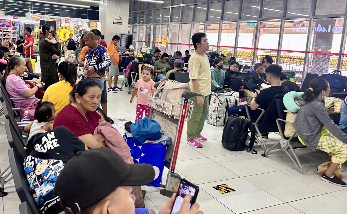 File photo of passengers waiting to catch a ride at PITX. (Photo: Mary Joy Salcedo/INQUIRER)
