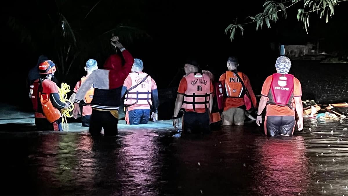 SEARCH AND RESCUE Disaster response personnel in Roxas City work through the night to rescue residents from their flooded homes following heavy rains by Tropical Storm “Ramil” on Saturday. —PHOTO FROM ROXAS CITY MAYOR RONNIE DADIVAS FACEBOOK