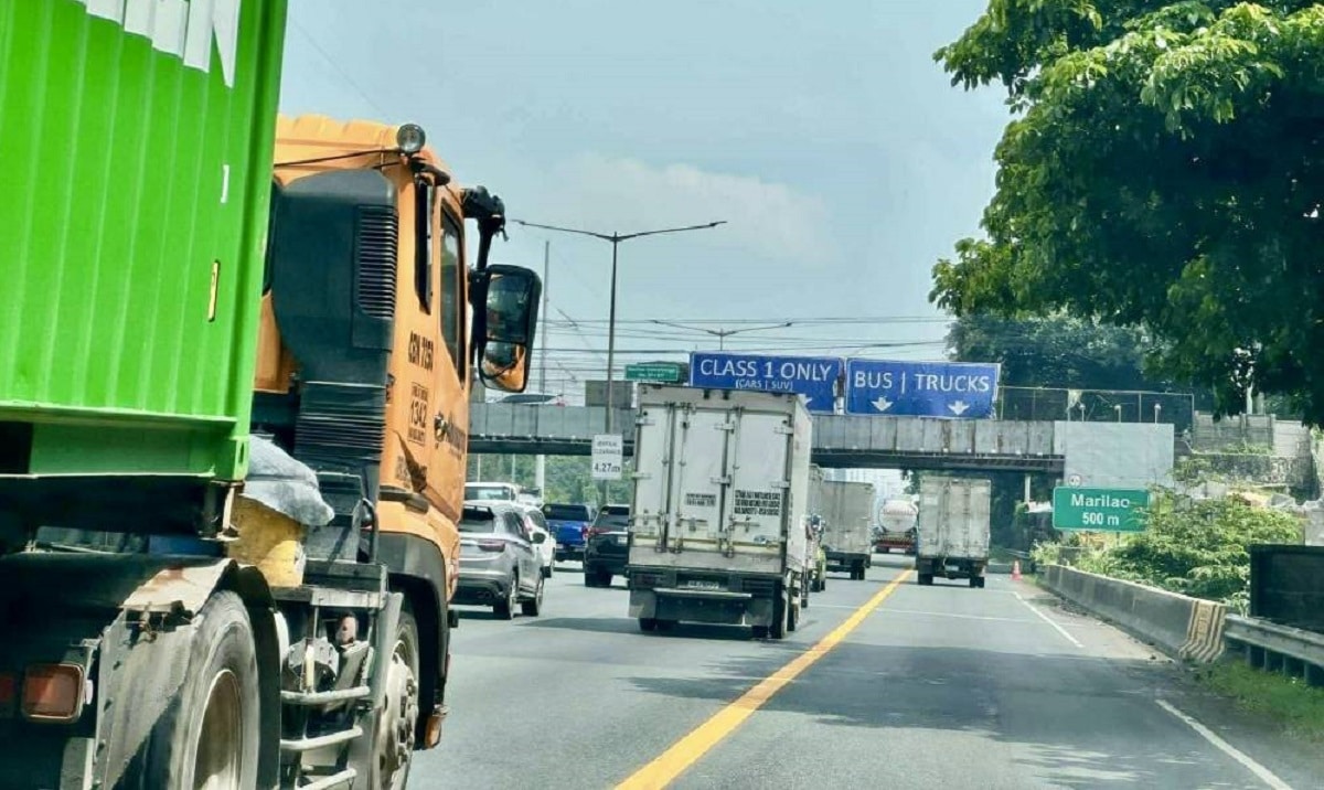 Police, 3 robbery suspects exchange gunshots along NLEX, says PRO-3