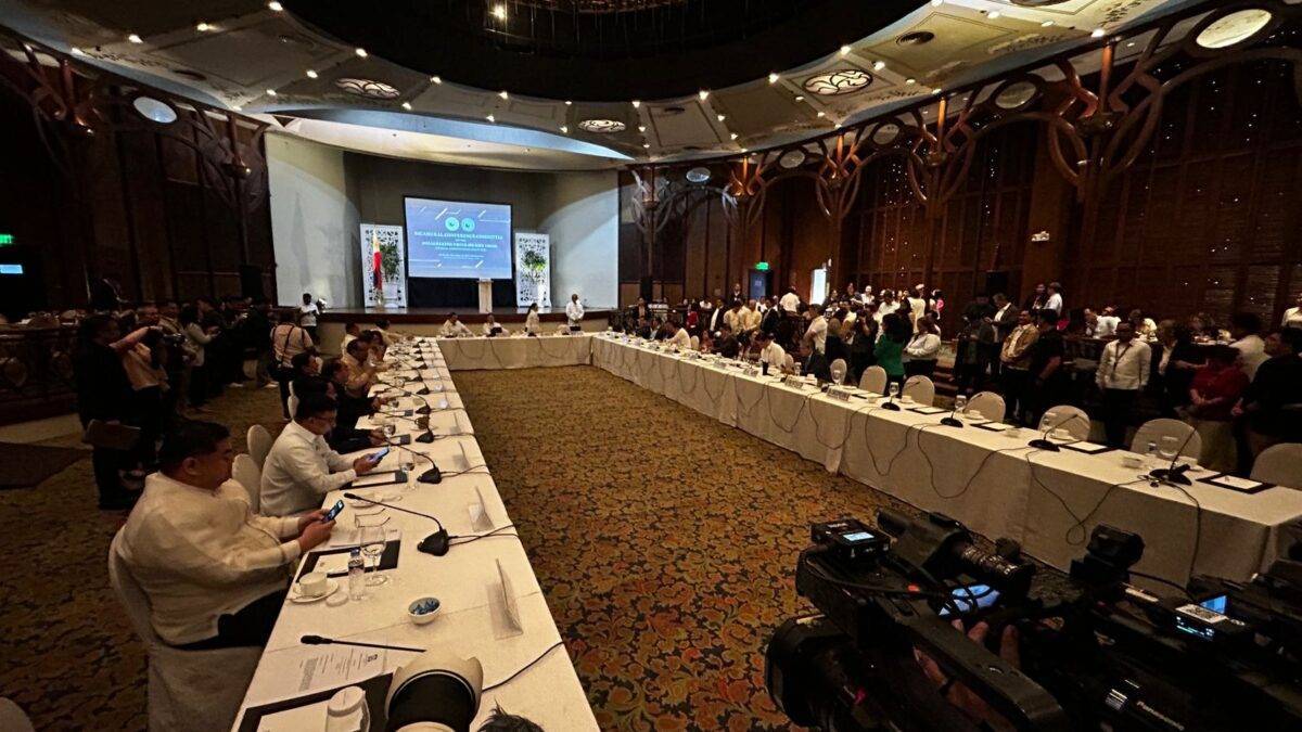 Bicam contingents go into separate closed-door meetings