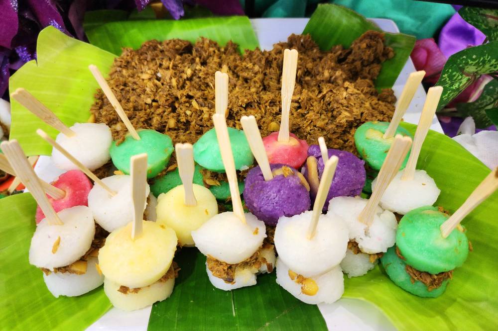 FISH AND RICE CAKE Calasiao’s Puto Festival also featureda contest for the best ways to serve the native rice cake.Among the entries showed are puto paired with “tinapa”
(smoked fish) and “bangus” (milkfish).