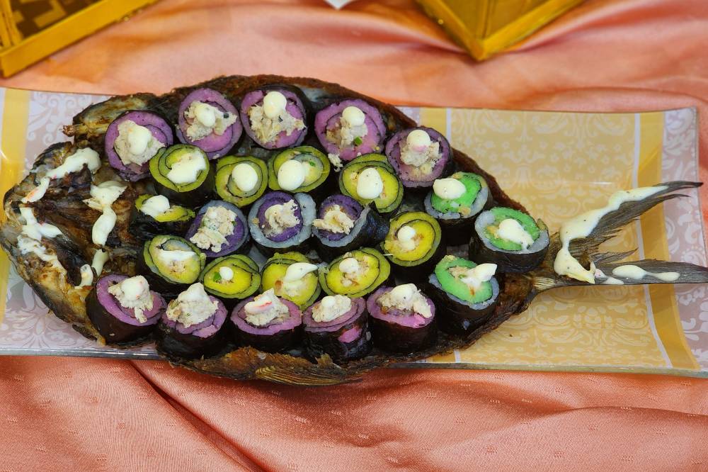 FISH AND RICE CAKE Calasiao’s Puto Festival also featureda contest for the best ways to serve the native rice cake.Among the entries showed are puto paired with “tinapa”
(smoked fish) and “bangus” (milkfish).