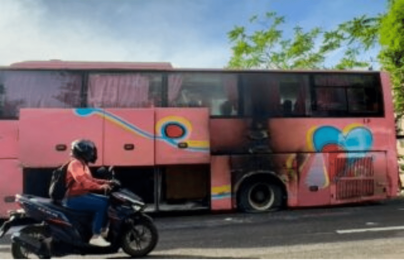 Passengers flee as bus catches fire in Albay town