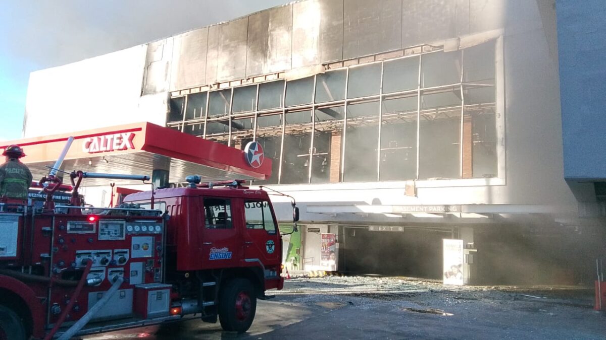 Los bomberos responden a un quinto incendio de alarma en el supermercado Landers en Quezon City antes del amanecer del miércoles 28 de enero de 2026 — Foto de Dennis Maliwanag