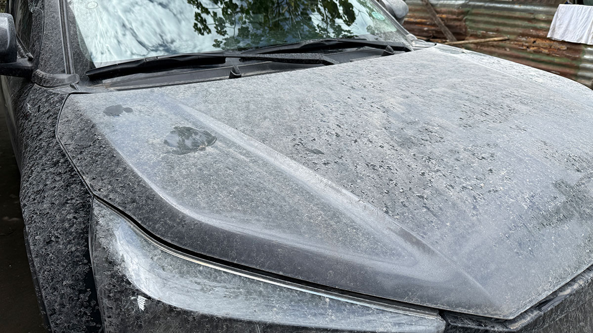 Ashfall from Mayon blankets Albay town amid ‘effusive’ blast