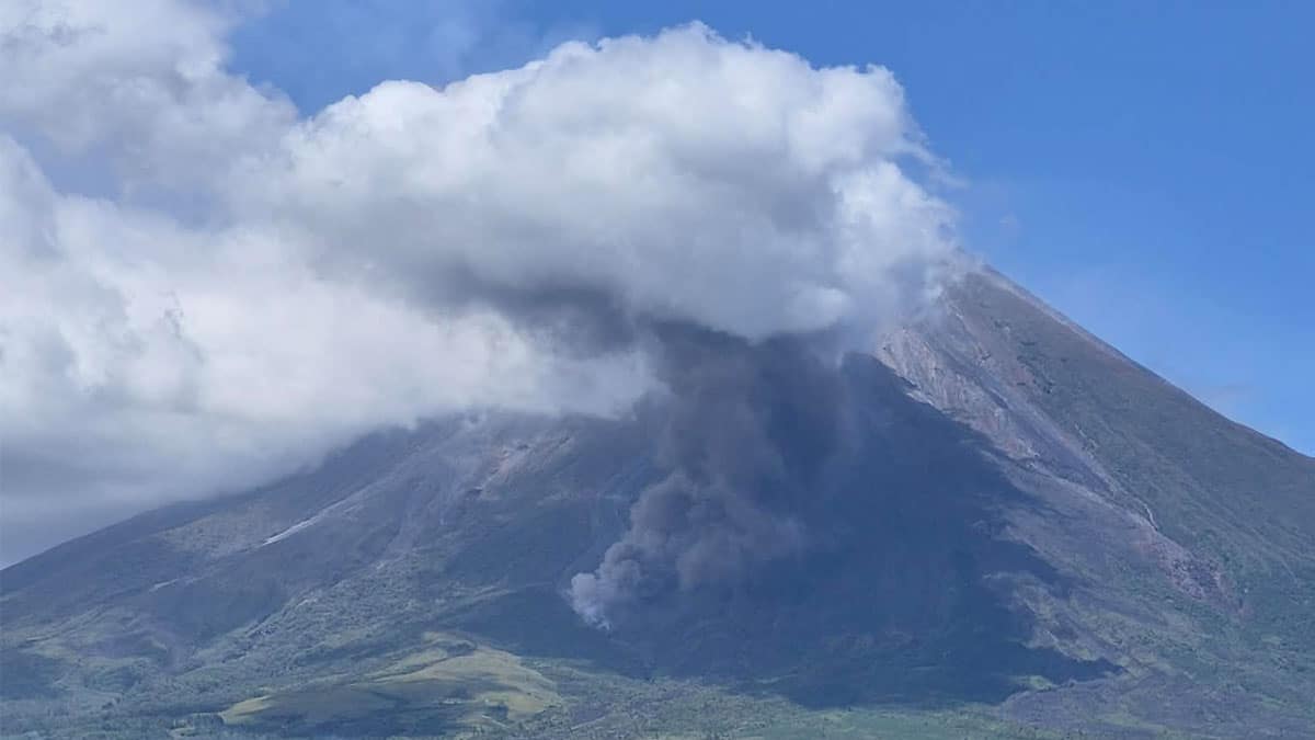 Mayon Volcano emits lava – Phivolcs