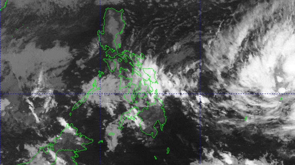 Heavy rains trigger flooding in Tacloban, Bacolod