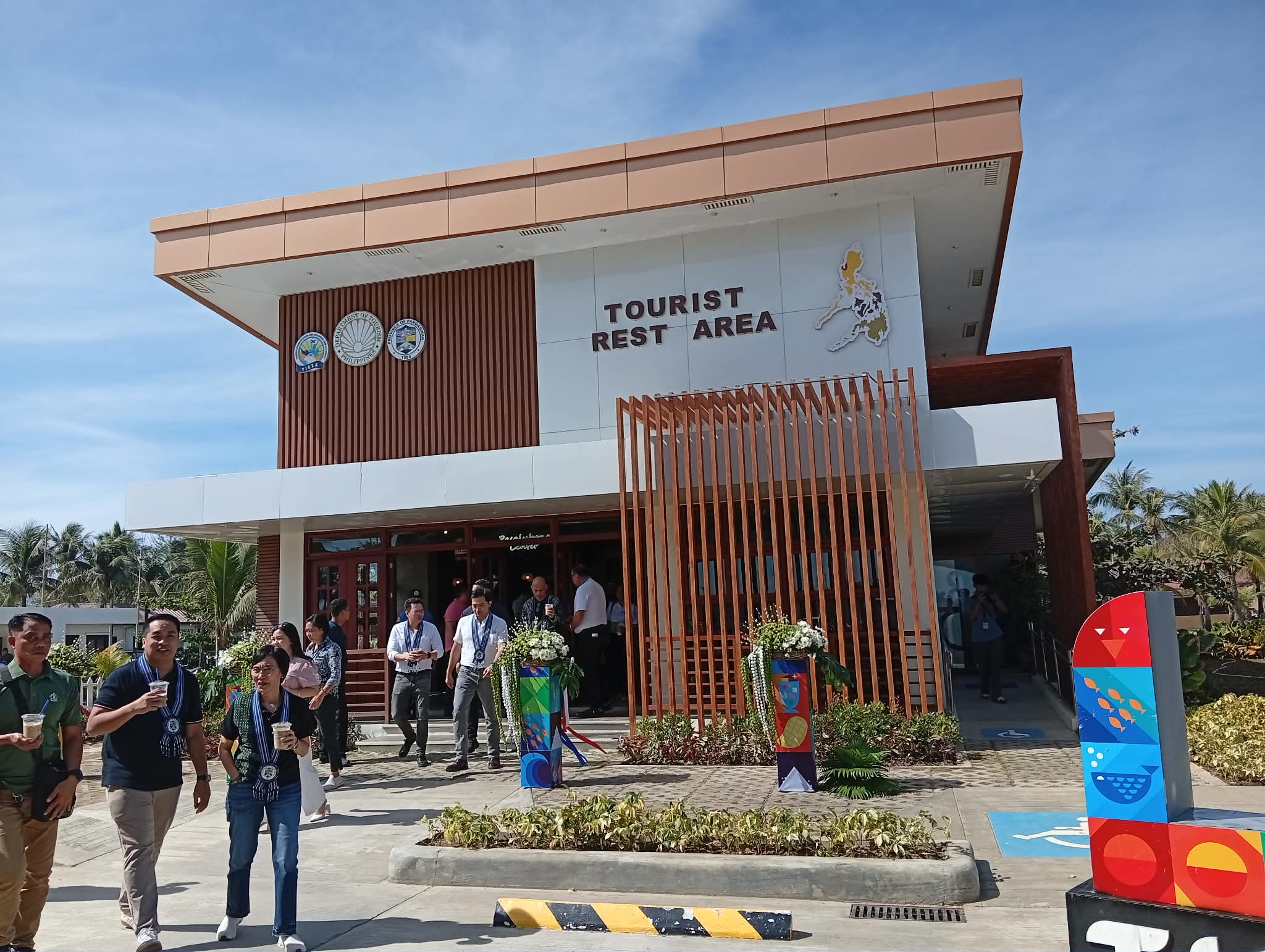 DOT chief opens Lingayen tourist rest area, to build another in Manaoag