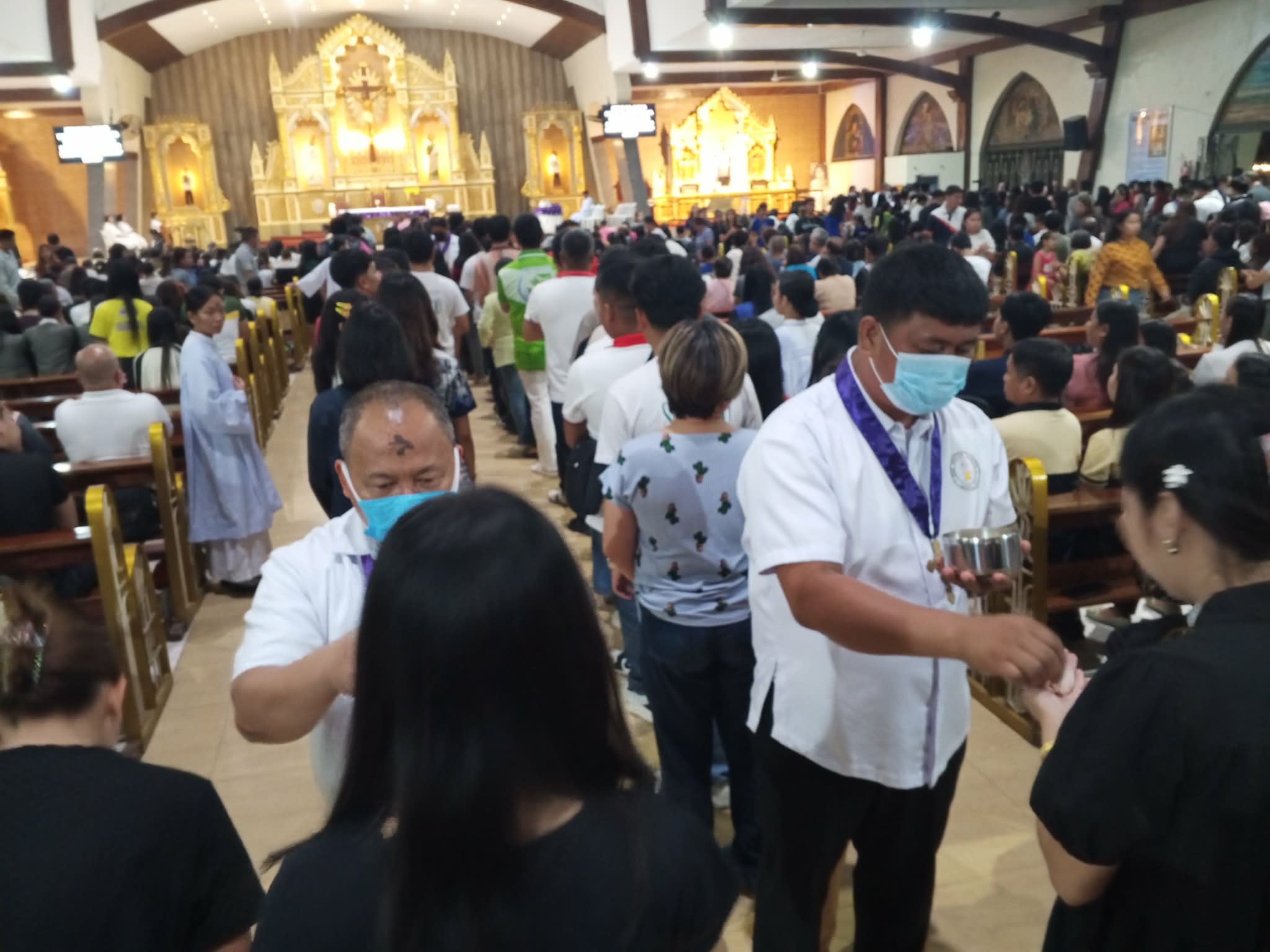 Bukidnon faithful brave rains for church rites at onset of Lent
