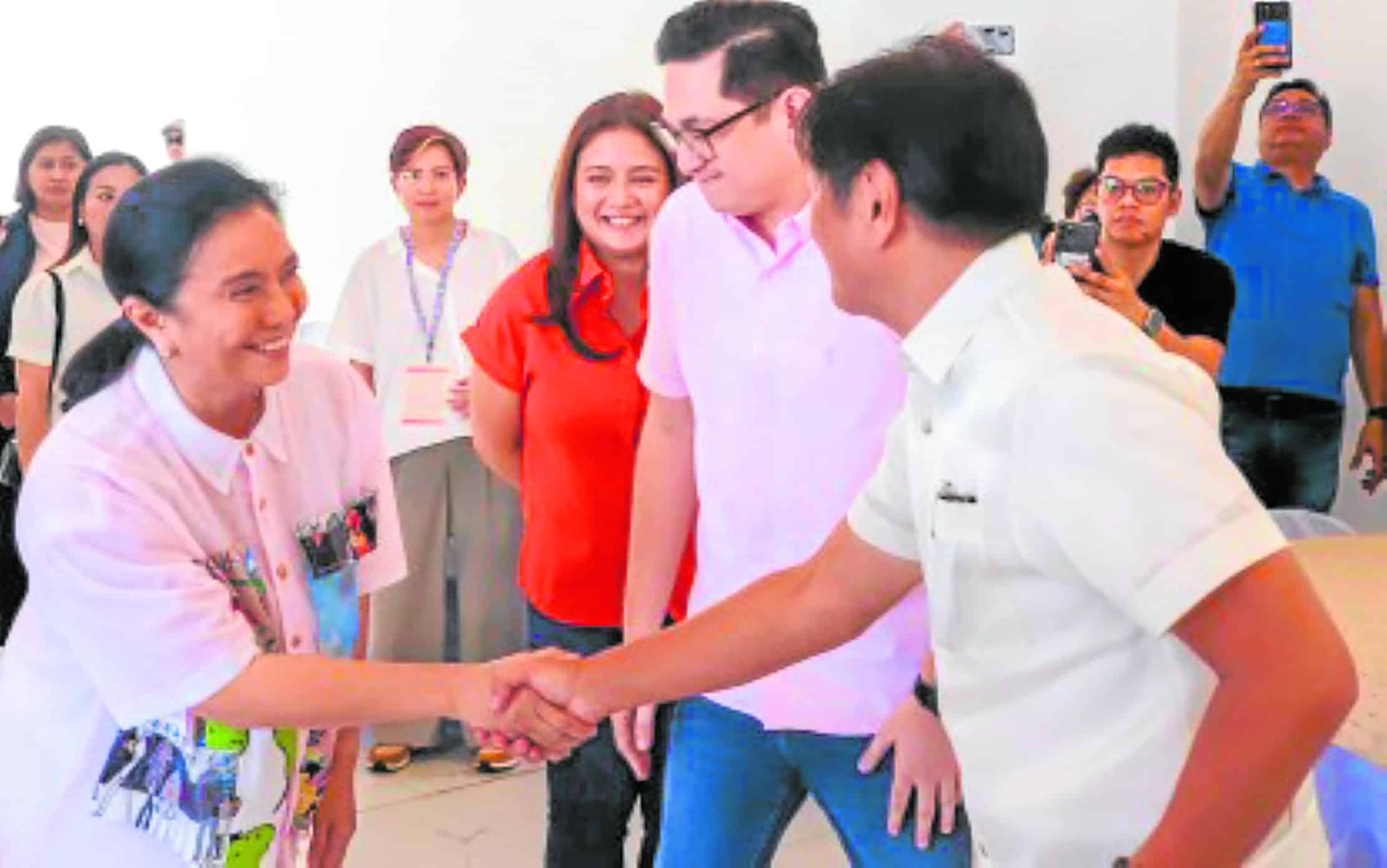 Marcos set to meet Robredo in Naga: Will it go beyond âfloodâ talk?