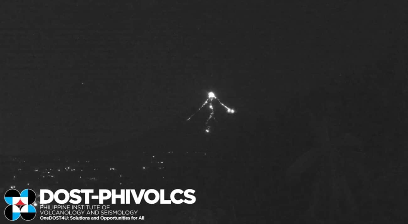 Phivolcs: Mayon Volcano emits flowing lava, volcanic ash