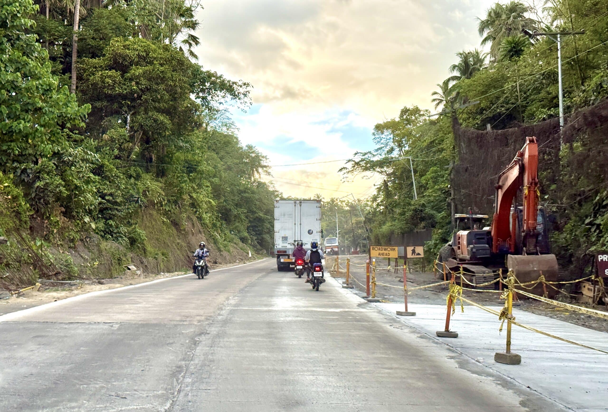 Beschädigter Abschnitt des Maharlika Highway in Bicol jetzt für den ...
