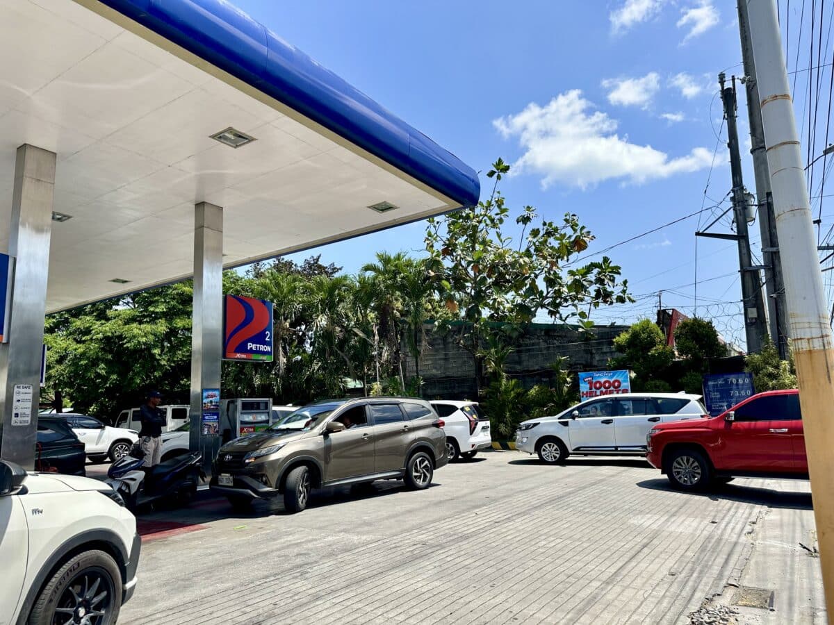 2 gas stations in Malolos under probe for hoarding
