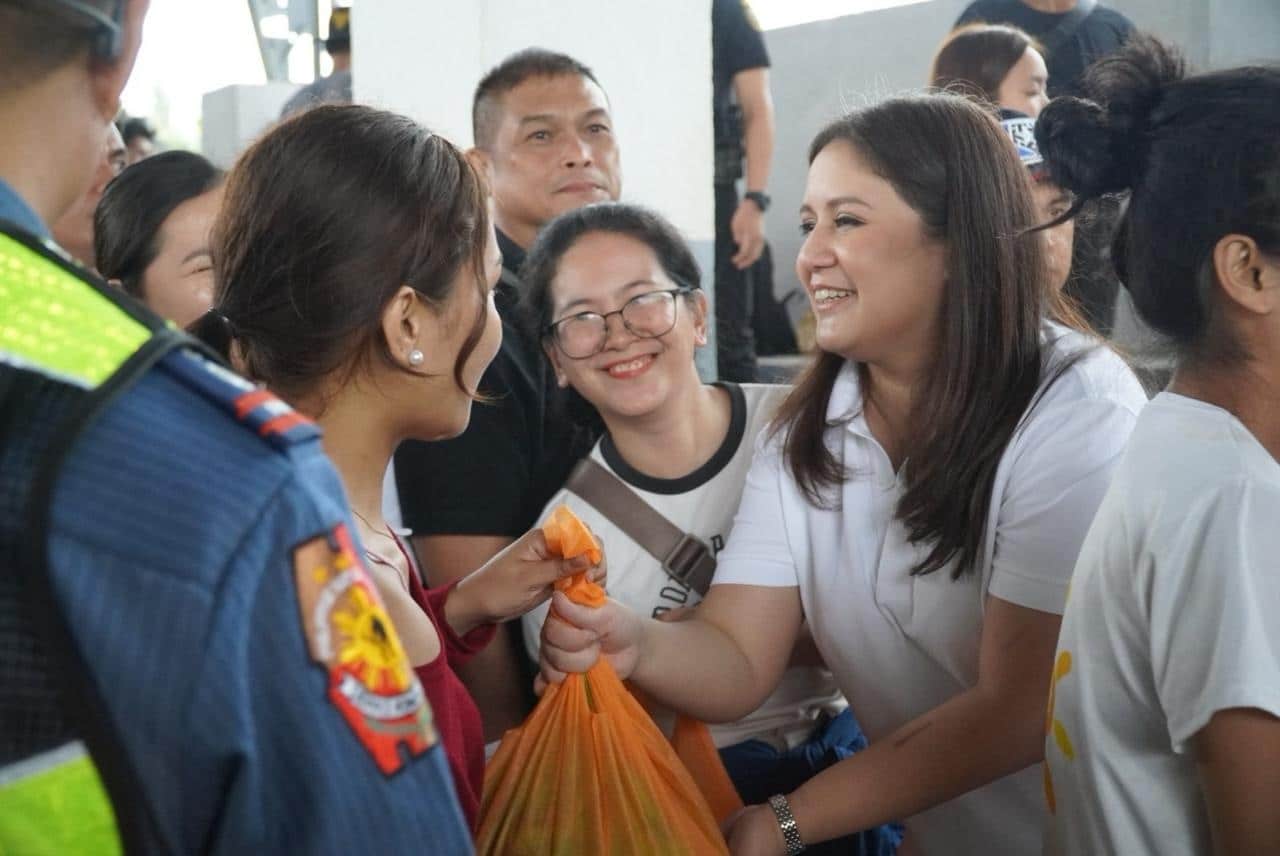Camille Villar, hatid ng tulong, pinarangalan ang bayani ng lindol sa GenSan Camille Villar, hatid ng tulong, pinarangalan ang bayani ng lindol sa GenSan