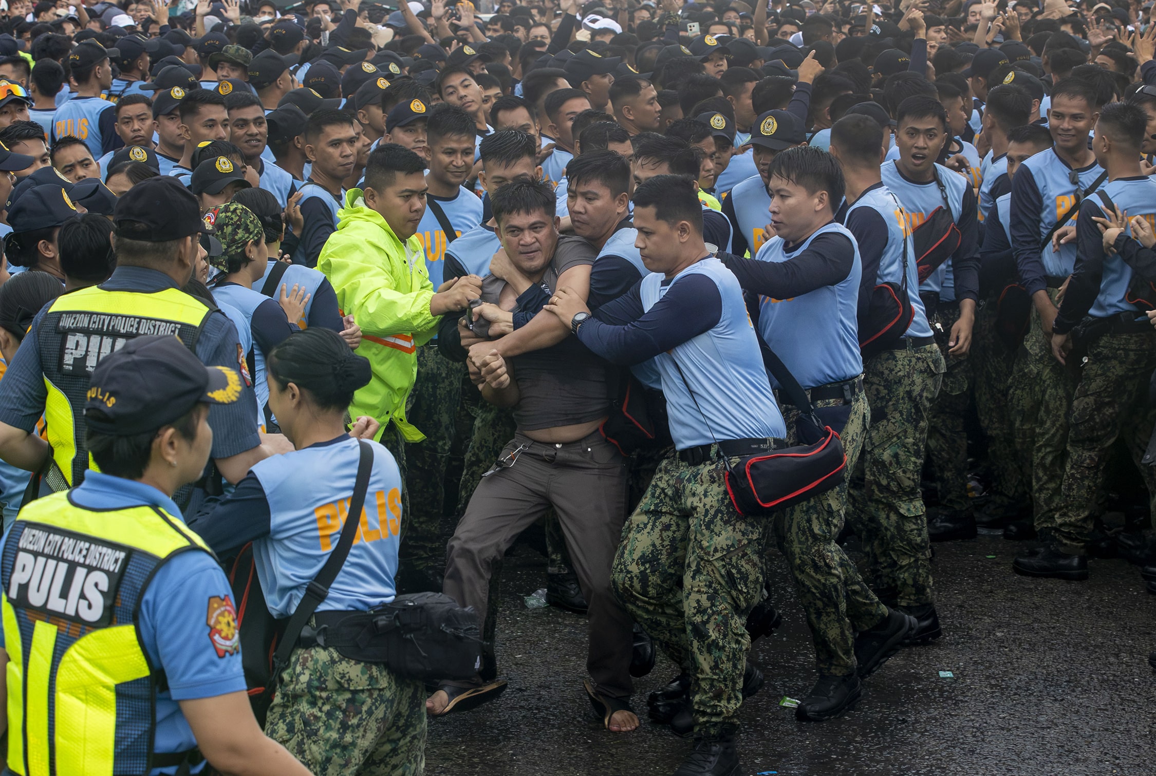 Iglesia chokes Edsa, then gets permit for 2nd day