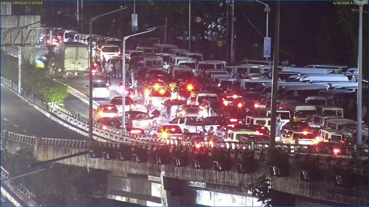 Mabigat na trapiko sa kahabaan ng Epifanio delos Santos Avenue northbound lane matapos ang isang rally na nagpasara sa magkabilang linya ng White Plains Avenue sa Quezon City noong Martes ng umaga, Hunyo 30, 2026. (Larawan mula sa Metropolitan Manila Development Authority)