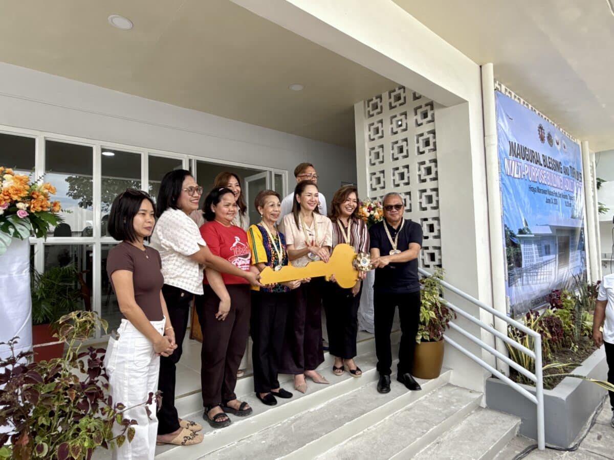 Binuksan ni Hontiveros ang P10-M adult day center sa Tabaco City