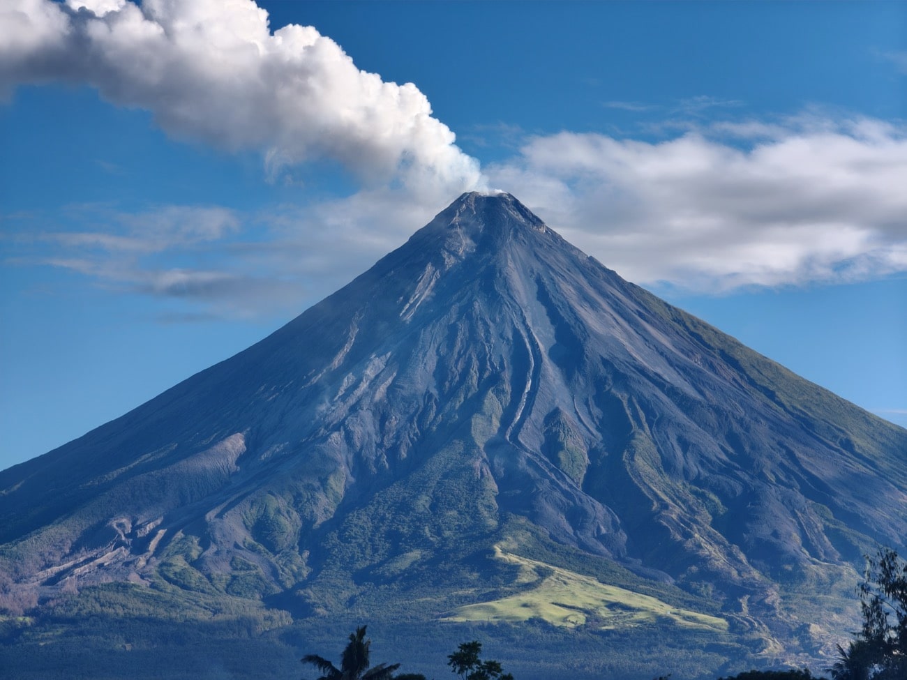 Thin ashfall from Mayon Volcano affects villages in Albay