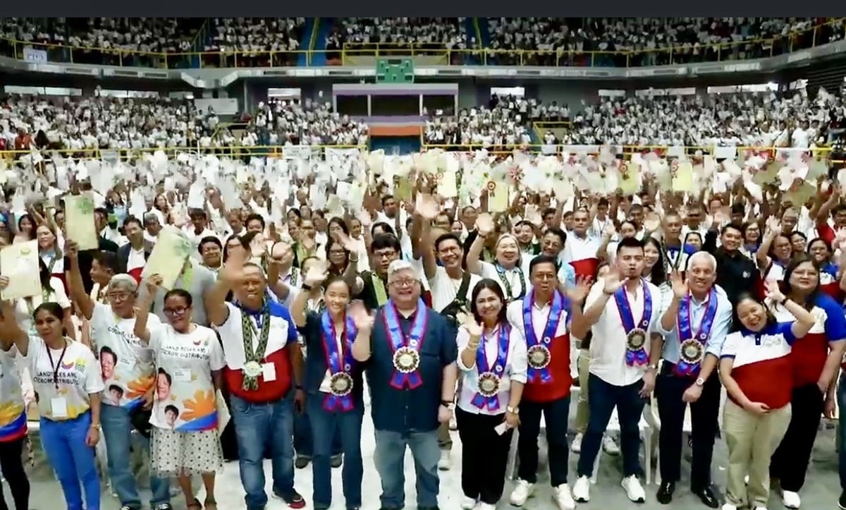 Halos 10,000 magsasaka ng Bicol ang nakatanggap ng titulo ng lupa, P418M na bayad sa utang Halos 10,000 magsasaka ng Bicol ang nakatanggap ng titulo ng lupa, P418M na bayad sa utang