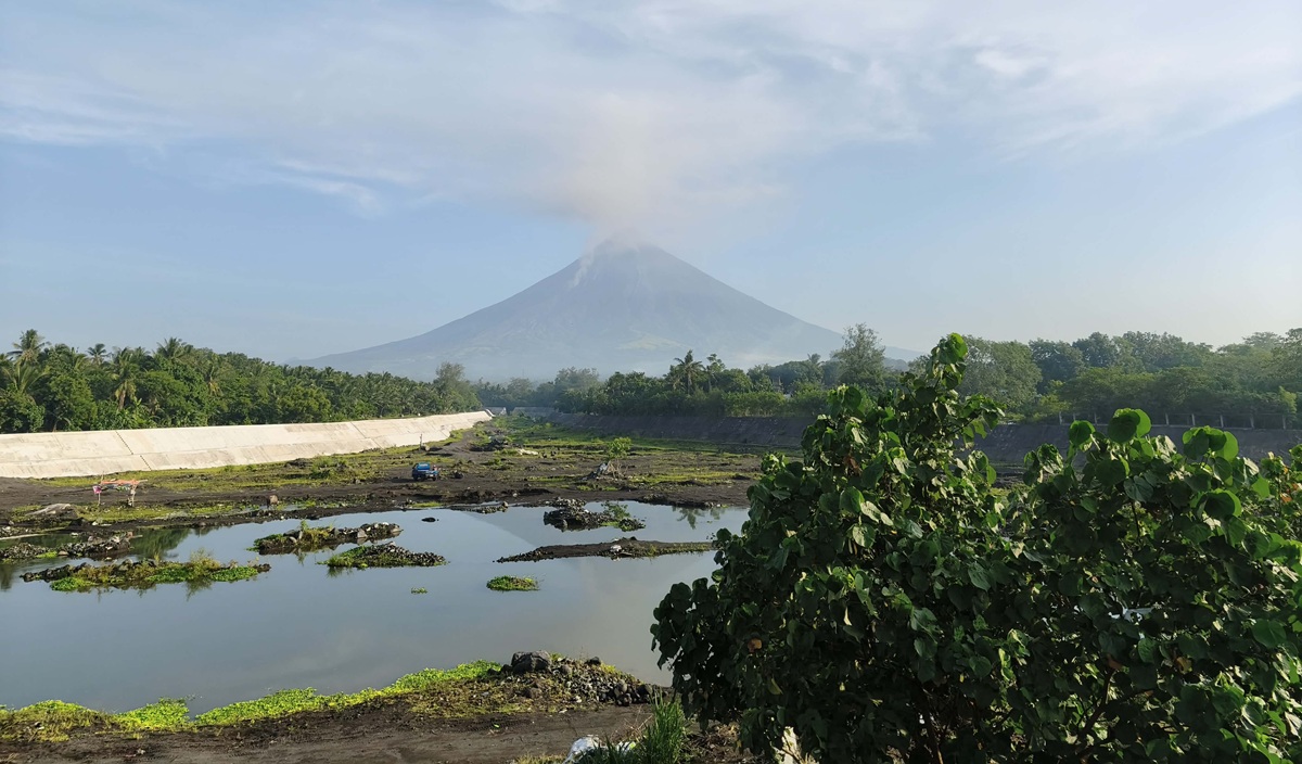 Mayon's rumbling stirs fear among Albay folk