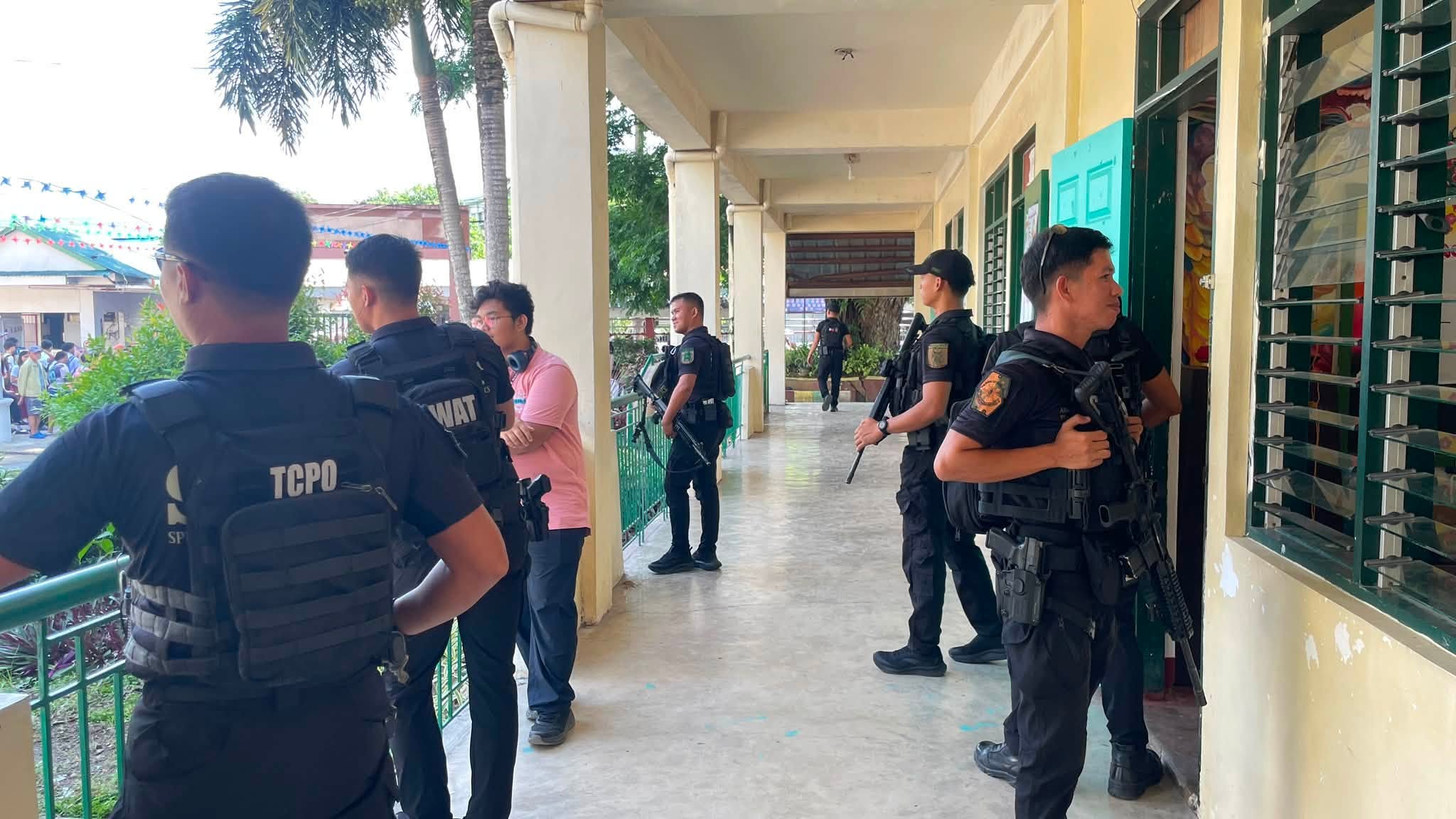 Ang pinakamalaking high school sa Tacloban ay nakaalerto matapos ang pagbabanta ng pamamaril Ang pinakamalaking high school sa Tacloban ay nakaalerto matapos ang pagbabanta ng pamamaril