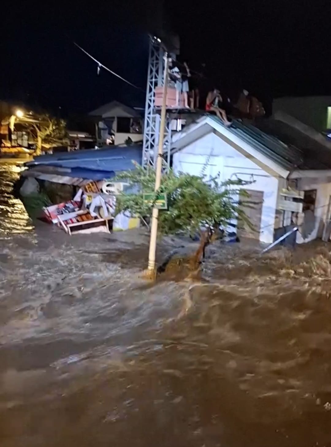 Binaha ang ilang bahagi ng Davao City sa gitna ng bagyo, ilang residente ang lumikas