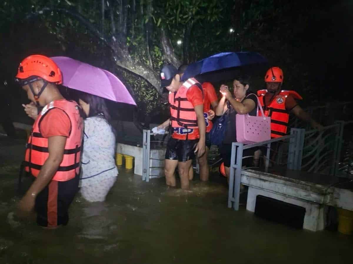 Nasagip ng PCG ang 20 residenteng na-stranded sa baha sa Guimaras, Antique Nasagip ng PCG ang 20 residenteng na-stranded sa baha sa Guimaras, Antique