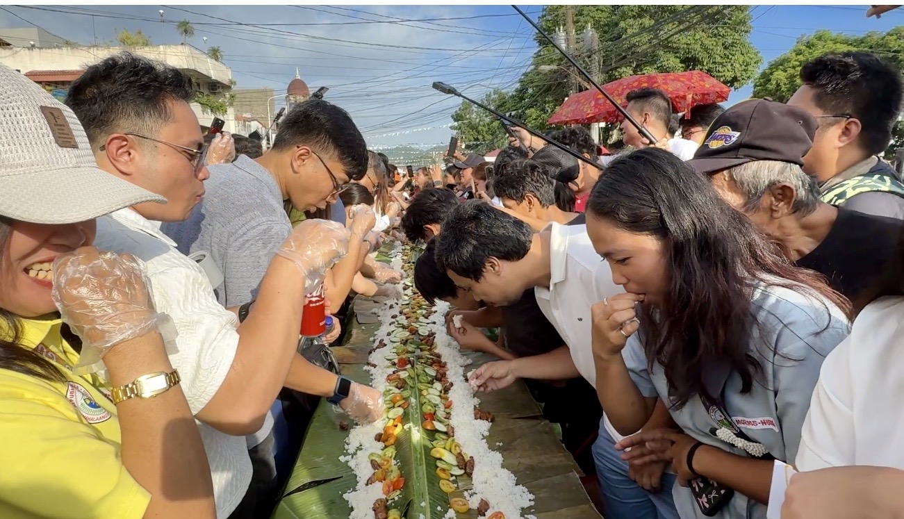 10,000 pieces of longganisa served in Albay town's boodle fight