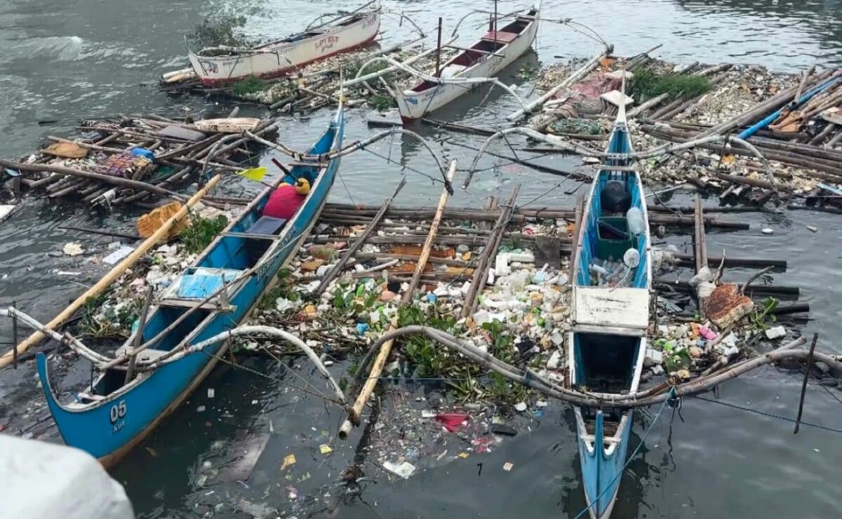 Trash stuck in between fishing boats in Tullahan River.