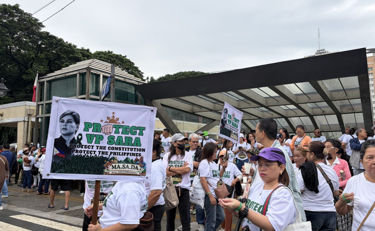 LOOK: Supporters gather for Duterte ahead of grave threats arraignment