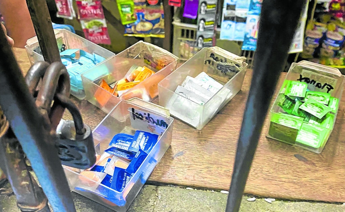 ‘TINGI-TINGI’ Common medicines are sorted into individual trays at a “sari-sari” store, where
customers can purchase them in small quantities to meet their immediate needs.