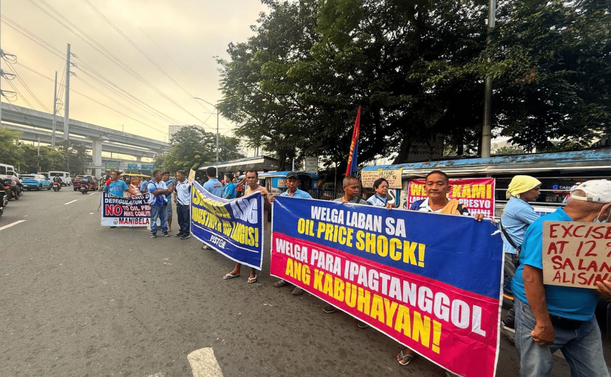 President Ferdinand Marcos Jr. inspected the Nutridense Food Manufacturing Corporation in Sta. Barbara, Pangasinan, on Thursday, Sept. 17, 2026. (Presidential Communications Office)