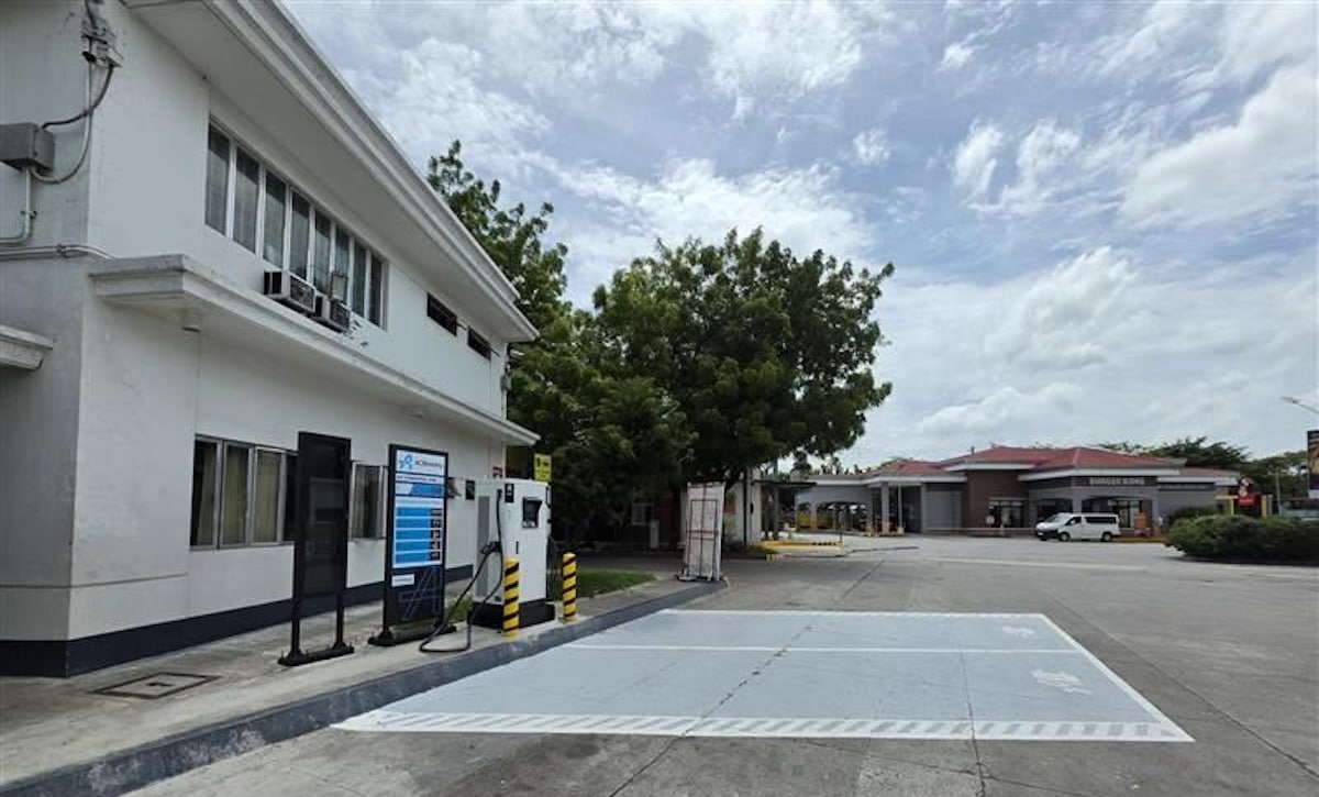 PHOTO: EV charging bay at Shell Mexico, Km 76 southbound FOR STORY: EV charging now at six NLEX service stops; 2 more by December